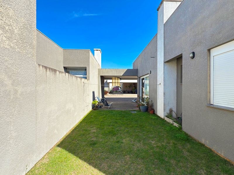 Casa térrea em condomínio fechado com 3 suítes.