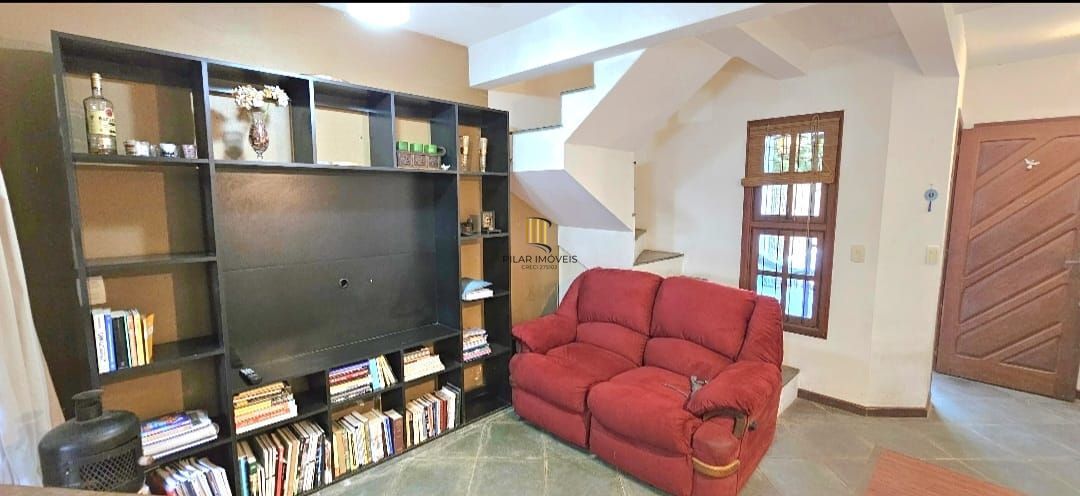 Casa em Porto Alegre, no bairro Hípica, com 2 dormitório(s), e 2 banheiros, à venda.