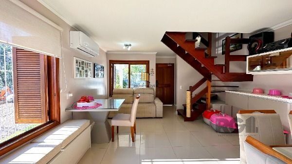 Casa em Porto Alegre, no bairro Espirito Santo, com 3 dormitório(s), e 3 banheiros, à venda.