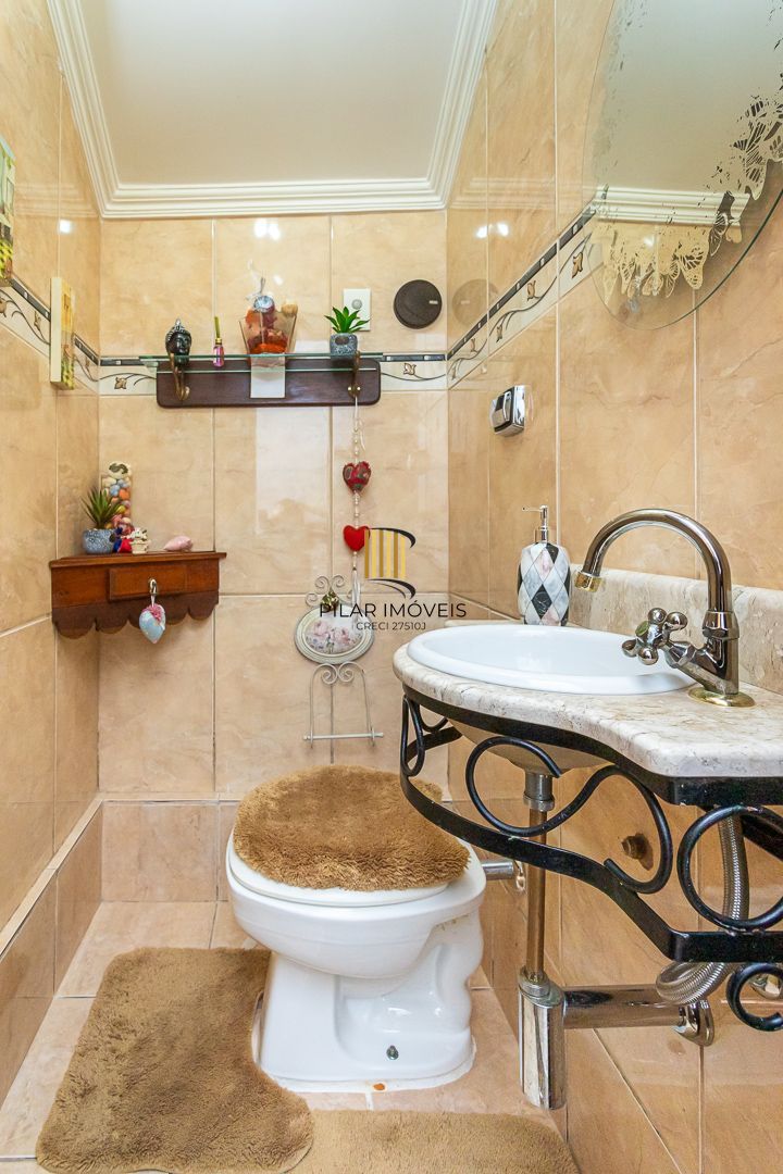 Casa de 272m², 4 dormitórios, 2 suítes e 4 vagas de garagem, no bairro Ipanema, próxima à orla do Guaíba.