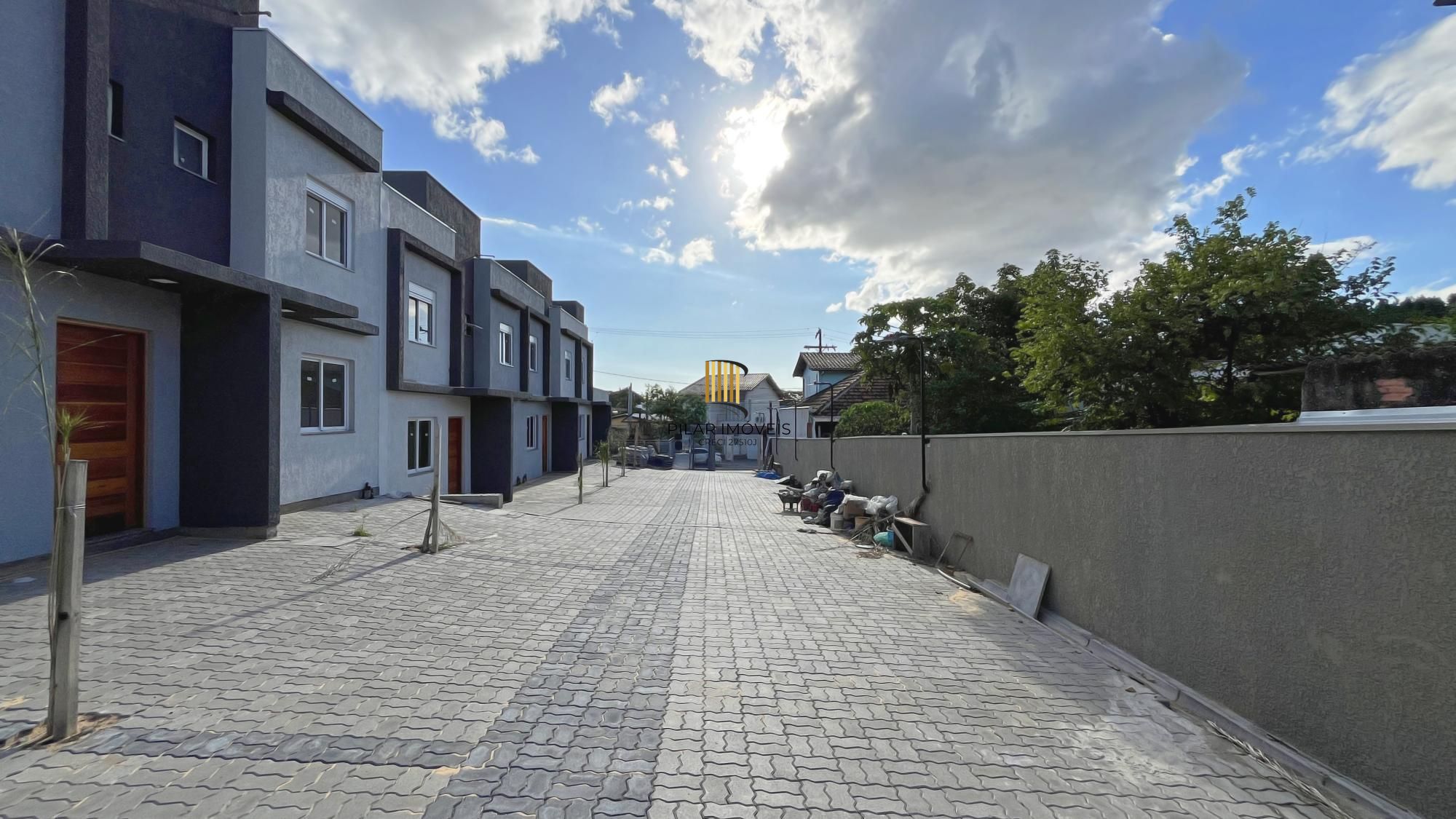 Casa Condominio em Porto Alegre, no bairro Vila Nova, com 2 dormitório(s), e 2 banheiros, à venda.