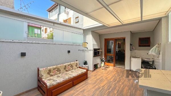 Casa em Porto Alegre, no bairro Guarujá, com 2 dormitório(s), e 2 banheiros, à venda.