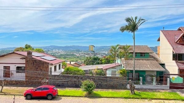 Casa em Porto Alegre, no bairro Ipanema, com 4 dormitório(s), e 4 banheiros, à venda.