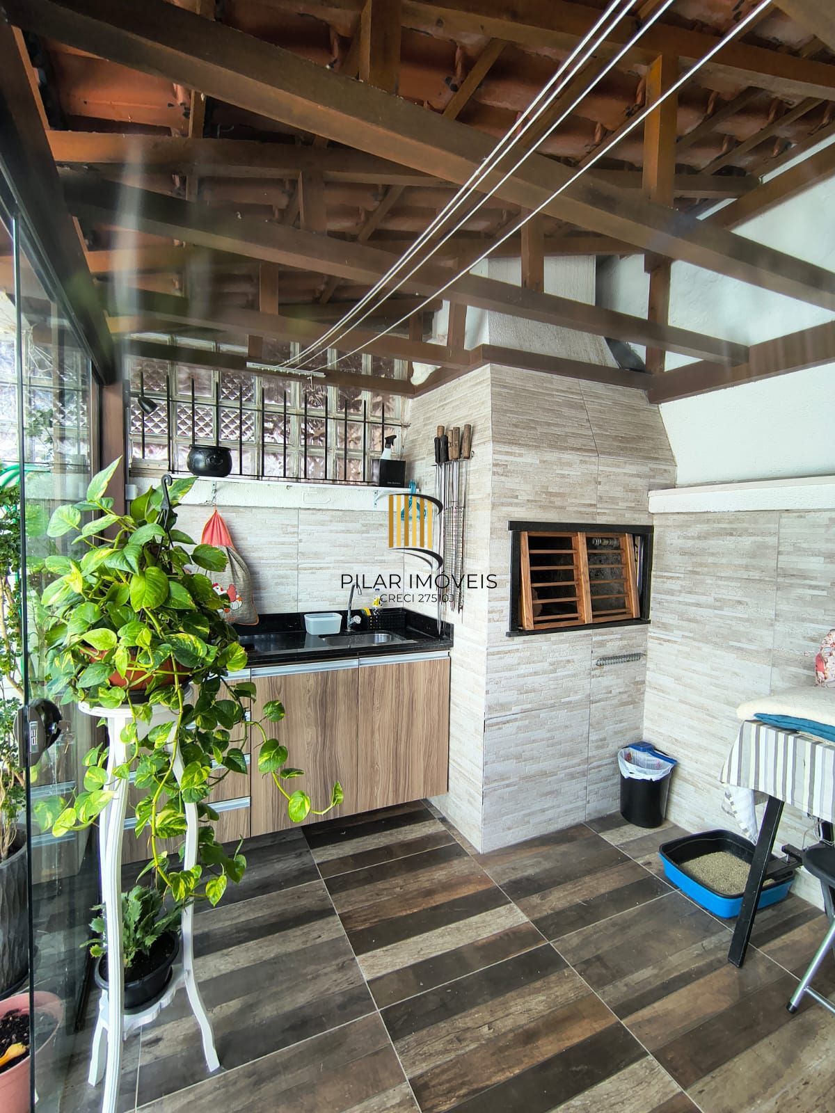 Otimo sobrado com 2 suites no bairro Guaruja