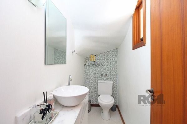 Casa em Porto Alegre, no bairro Hípica, com 3 dormitório(s), e 3 banheiros, à venda.