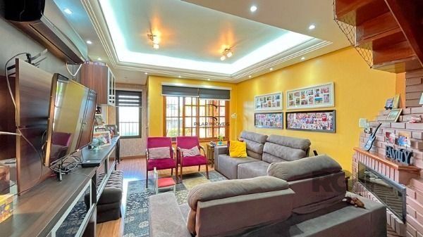 Casa em Porto Alegre, no bairro Ipanema, com 4 dormitório(s), e 4 banheiros, à venda.