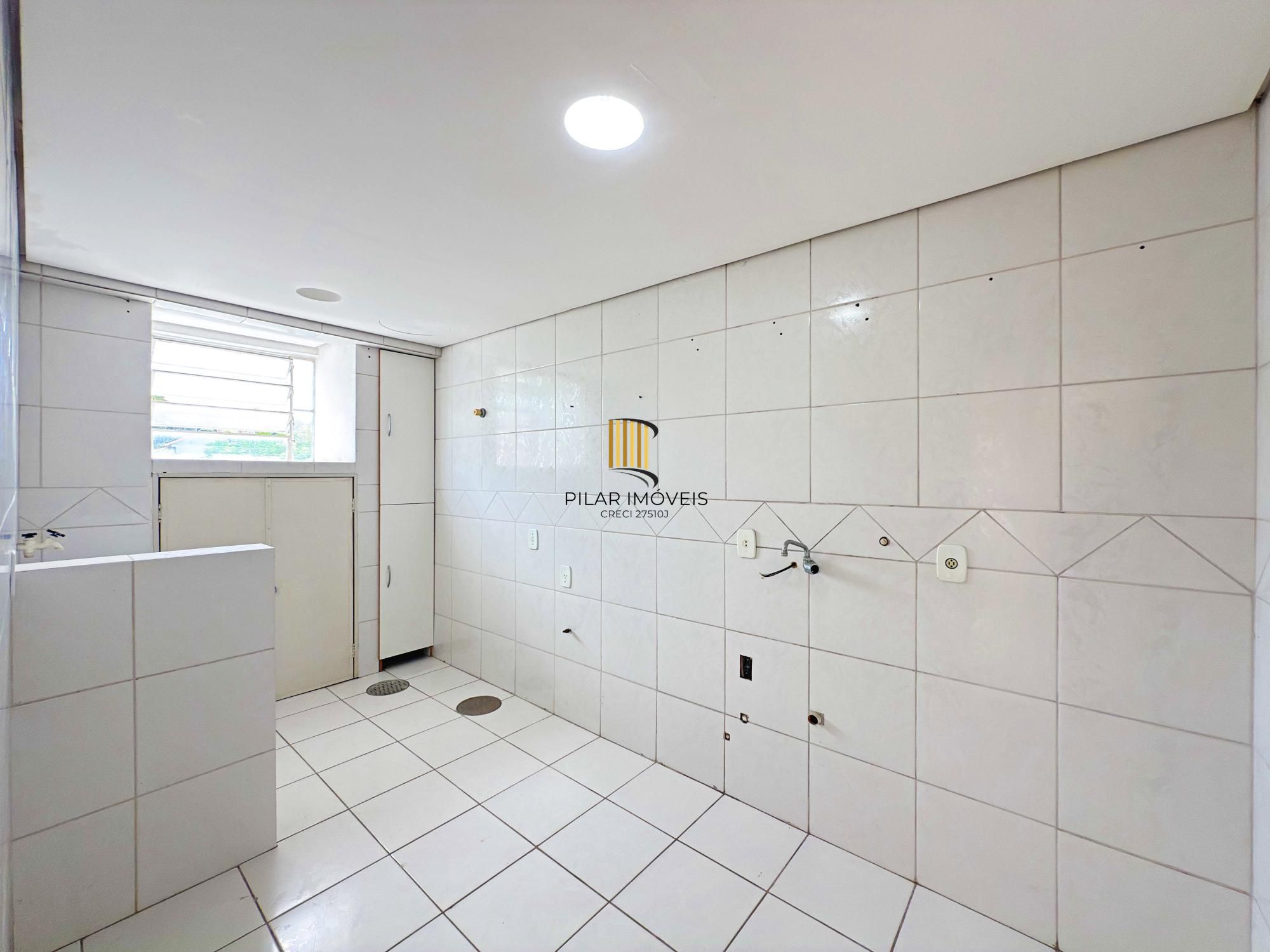 Apartamento de 2 dormitórios junto a Protásio Alves