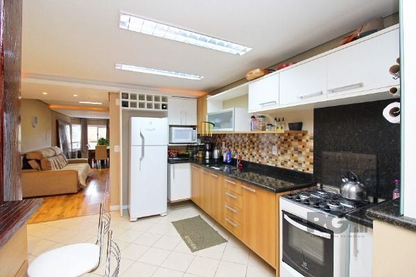 Casa em Porto Alegre, no bairro Hípica, com 2 dormitório(s), e 2 banheiros, à venda.