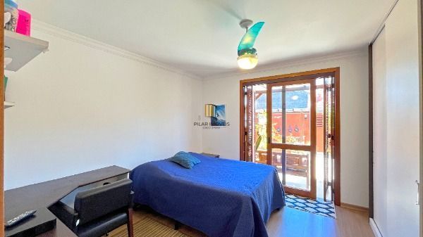 Casa Condominio em Porto Alegre, no bairro Cristal, com 4 dormitório(s), e 4 banheiros, à venda.