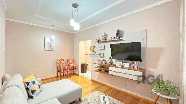 Casa em Porto Alegre, no bairro Medianeira, com 3 dormitório(s), e 3 banheiros, à venda.