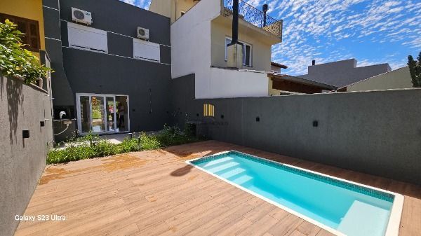 Casa em Porto Alegre, no bairro Hipica, com 3 dormitório(s), e 3 banheiros, à venda.