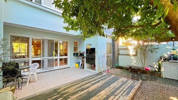 Casa em Porto Alegre, no bairro Hípica, com 3 dormitório(s), e 3 banheiros, à venda.
