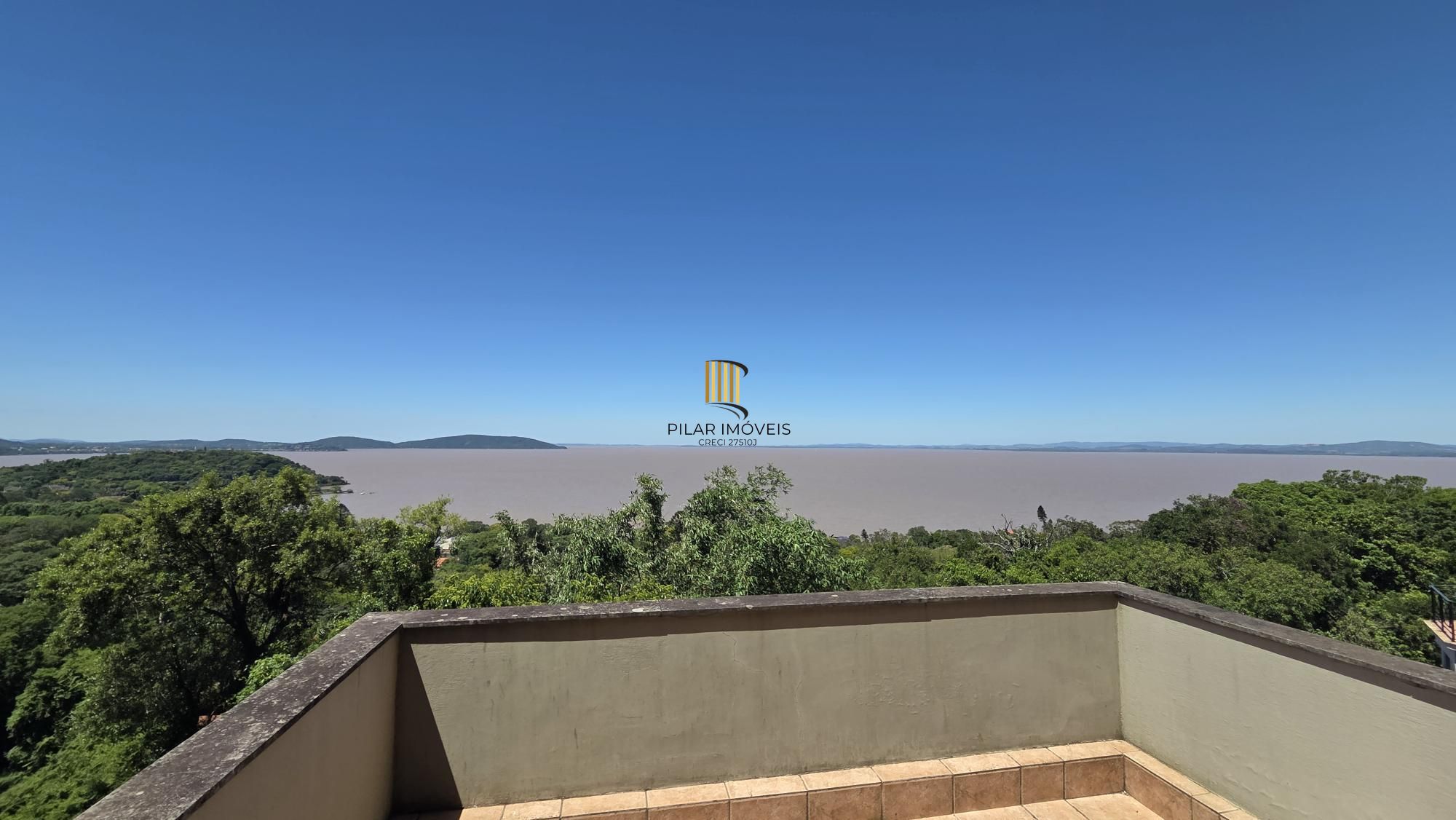 Belíssima residência com 4 dormitórios, 2 suítes com closet e vista deslumbrante para o Guaíba.