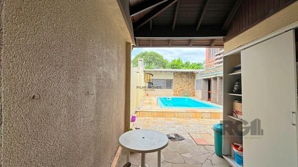 Casa em Porto Alegre, no bairro Guarujá, com 5 dormitório(s), e 5 banheiros, à venda.