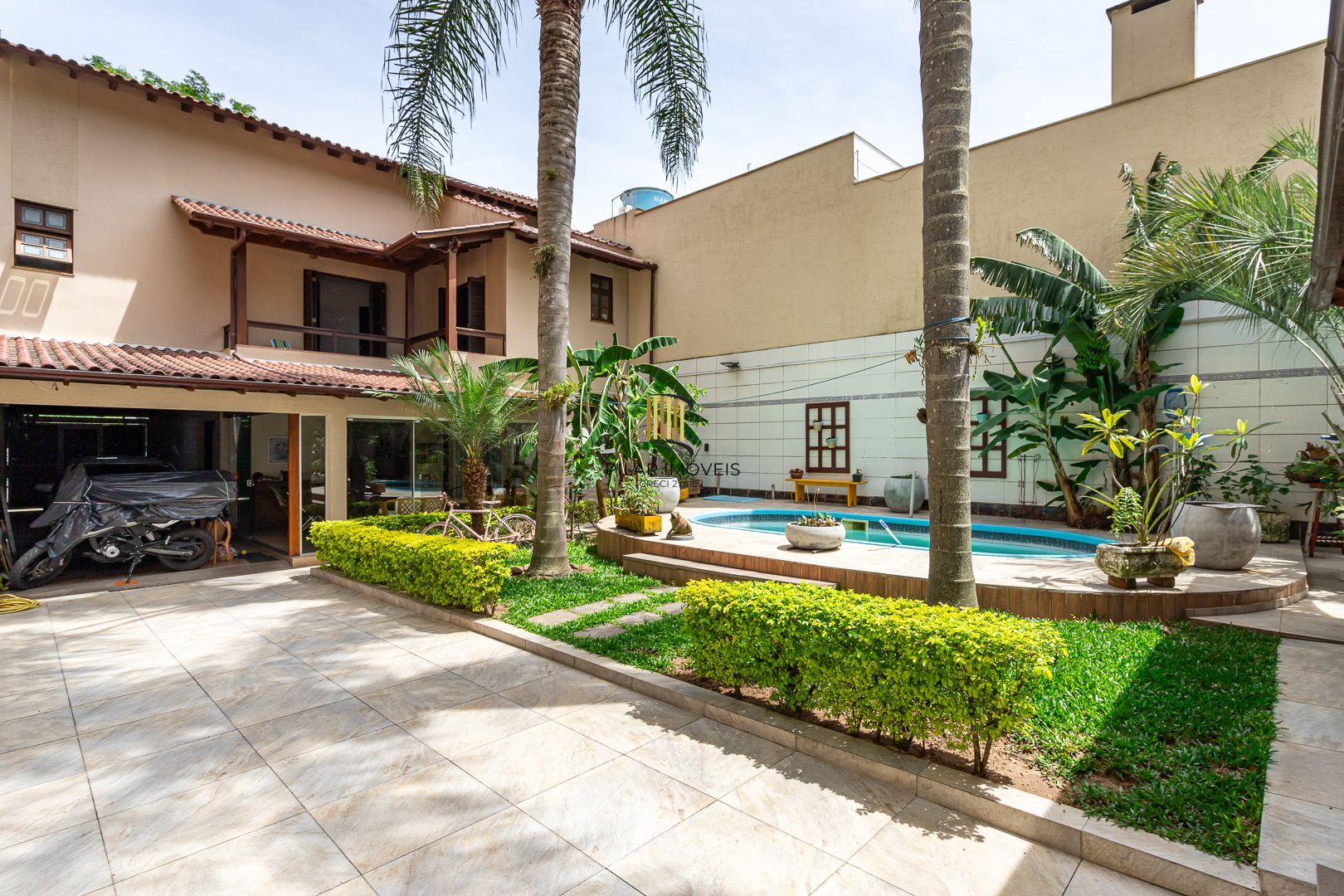 Casa de 272m², 4 dormitórios, 2 suítes e 4 vagas de garagem, no bairro Ipanema, próxima à orla do Guaíba.