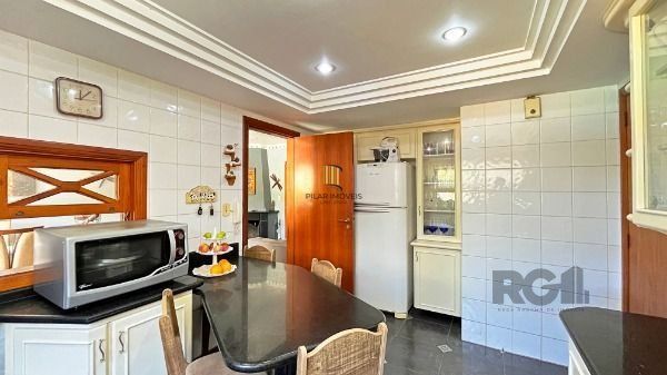 Casa em Porto Alegre, no bairro Ipanema, com 3 dormitório(s), e 3 banheiros, à venda.
