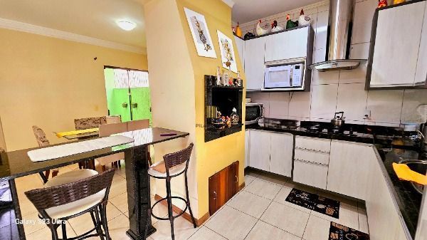 Casa em Porto Alegre, no bairro Vila Nova, com 3 dormitório(s), e 3 banheiros, à venda.
