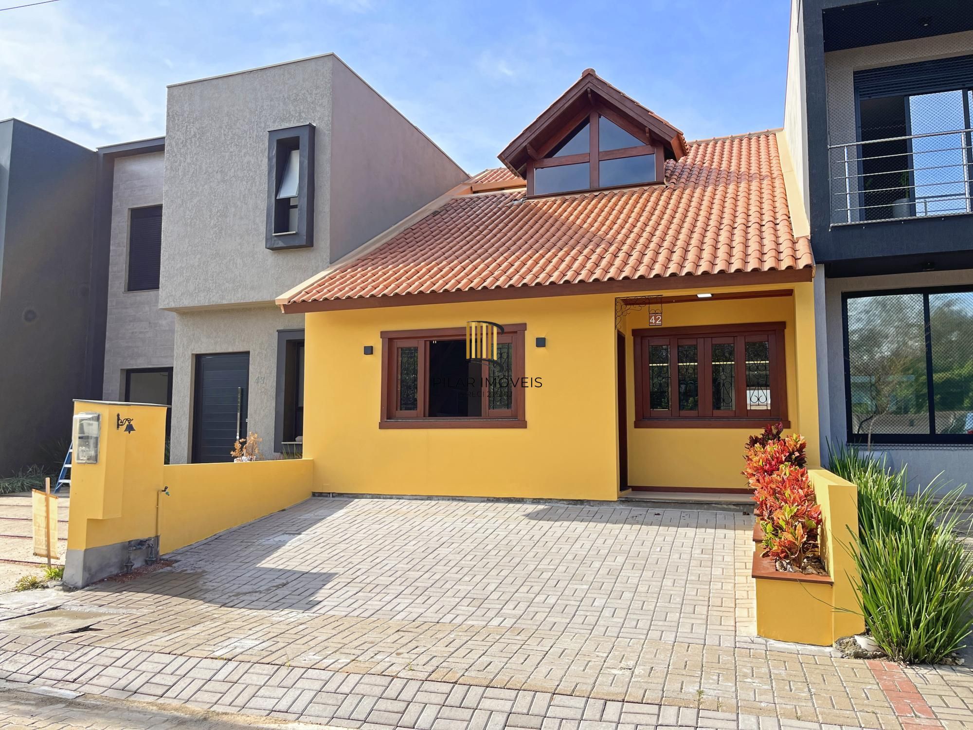 Casa com suíte no térreo em condomínio fechado - Pilar Imóveis