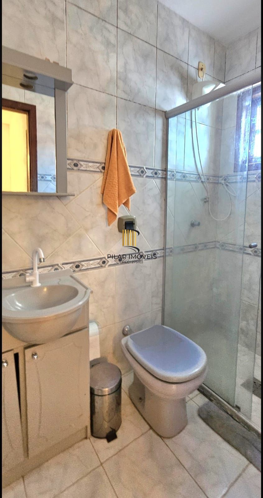 Casa em Porto Alegre, no bairro Hípica, com 2 dormitório(s), e 2 banheiros, à venda.