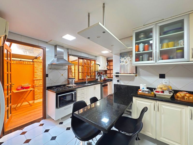 Casa Condominio com 3 dormitórios, sendo 1 suites, 2 vagas - Pedra Redonda