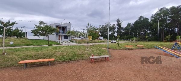 Casa em Porto Alegre, no bairro Hípica, com 2 dormitório(s), e 2 banheiros, à venda.