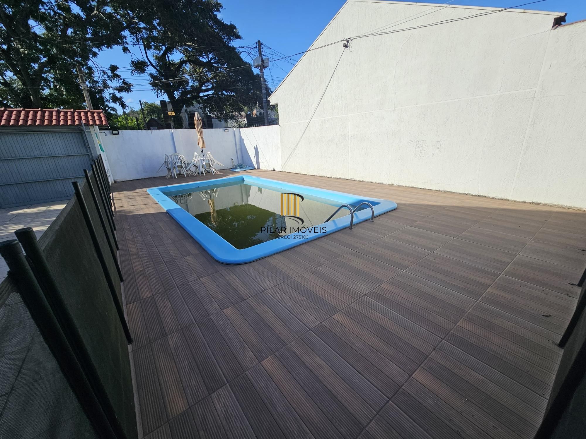 Casa com piscina terreno 10x30 zona sul de Porto Alegre