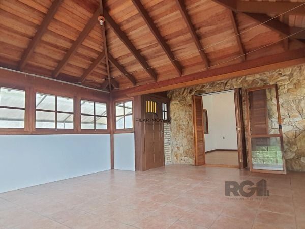 Casa em Porto Alegre, no bairro Vila Nova, com 4 dormitório(s), e 4 banheiros, à venda.