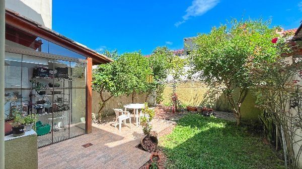 Casa em Porto Alegre, no bairro Hípica, com 3 dormitório(s), e 2 banheiros, à venda.