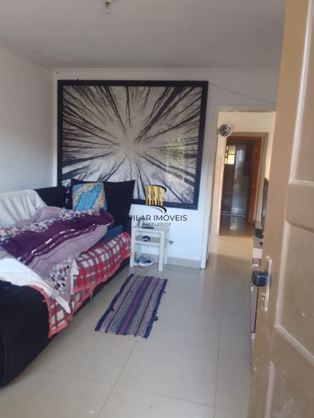 Casa em Porto Alegre, no bairro Guarujá, com 2 dormitório(s), e 2 banheiros, à venda.