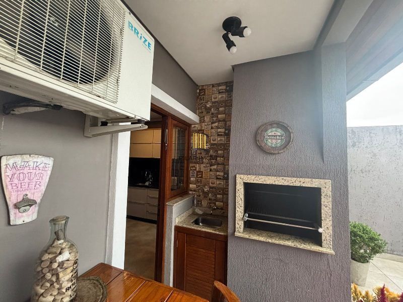 Casa 3 dormitórios no bairro Hípica