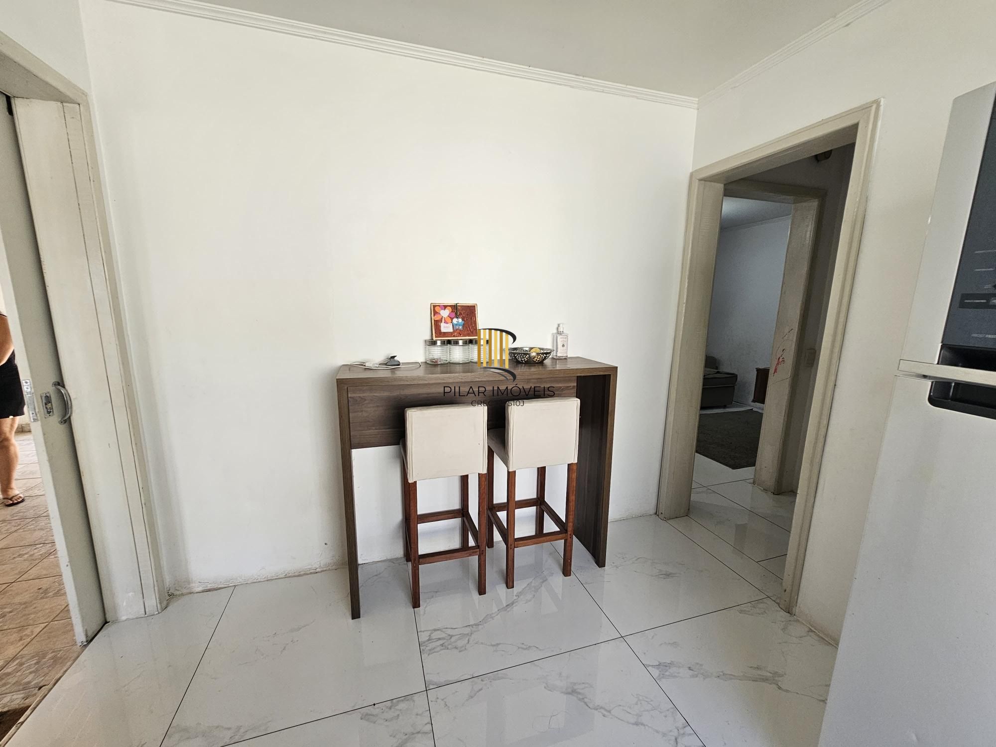 Casa com piscina terreno 10x30 zona sul de Porto Alegre