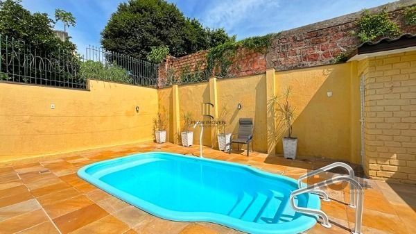 Casa em Porto Alegre, no bairro Ipanema, com 4 dormitório(s), e 4 banheiros, à venda.