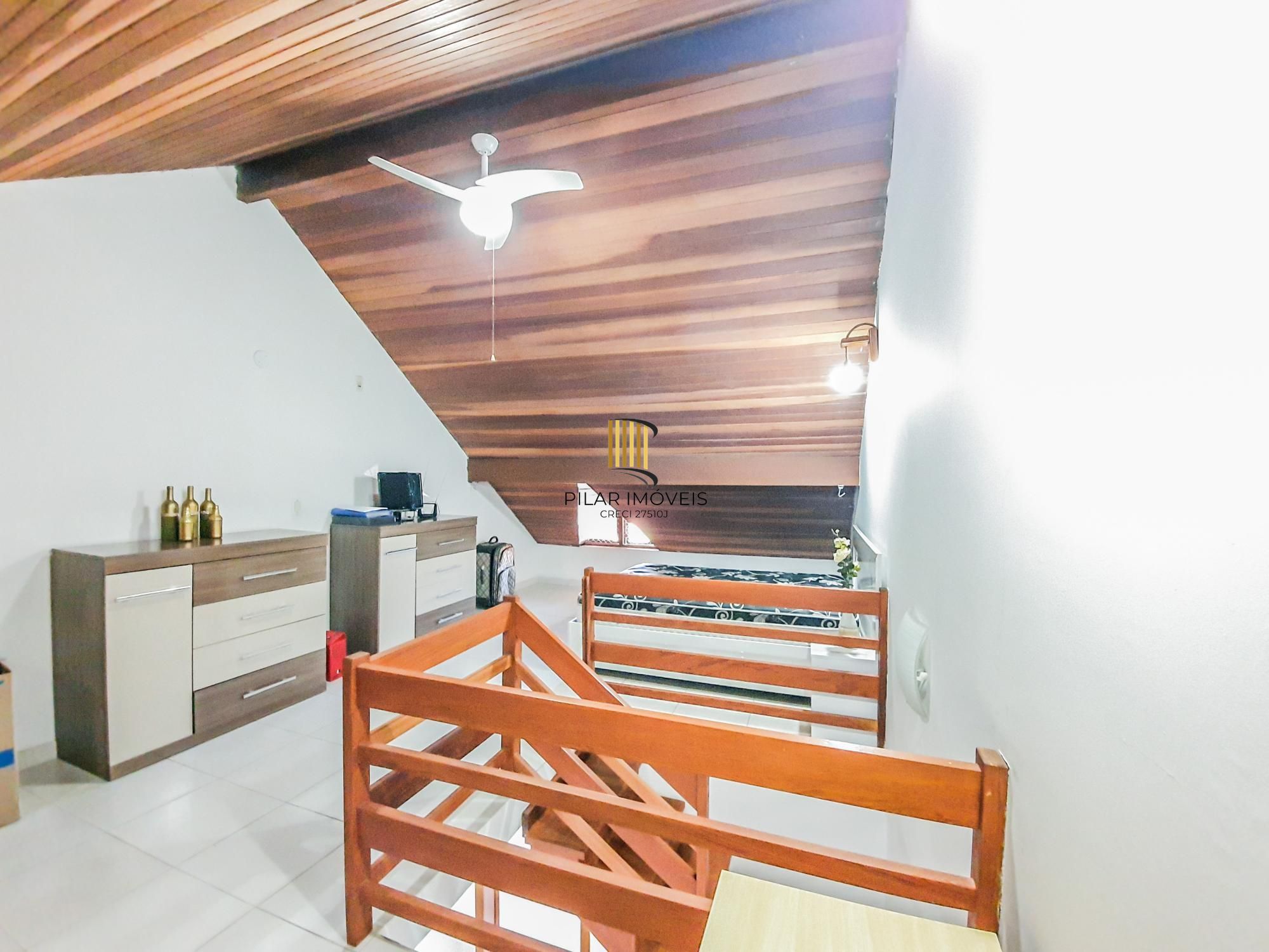Otimo sobrado com 3 dormitórios sendo 2 suites no bairro Guaruja