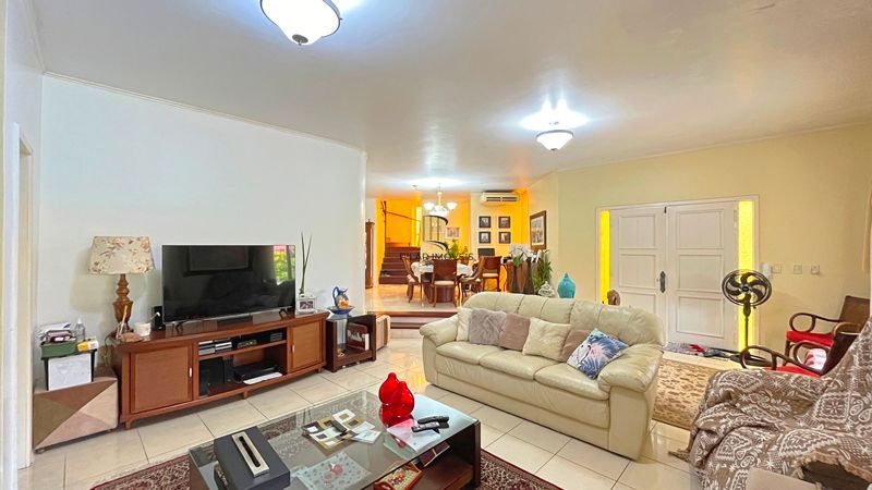 Casa de esquina com 285m², 3 dormitórios, sendo 1 suites, 4 vagas - amplo pátio com piscina,  Residencial Bahamas
