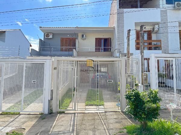 Casa em Porto Alegre, no bairro Guarujá, com 2 dormitório(s), e 2 banheiros, à venda.