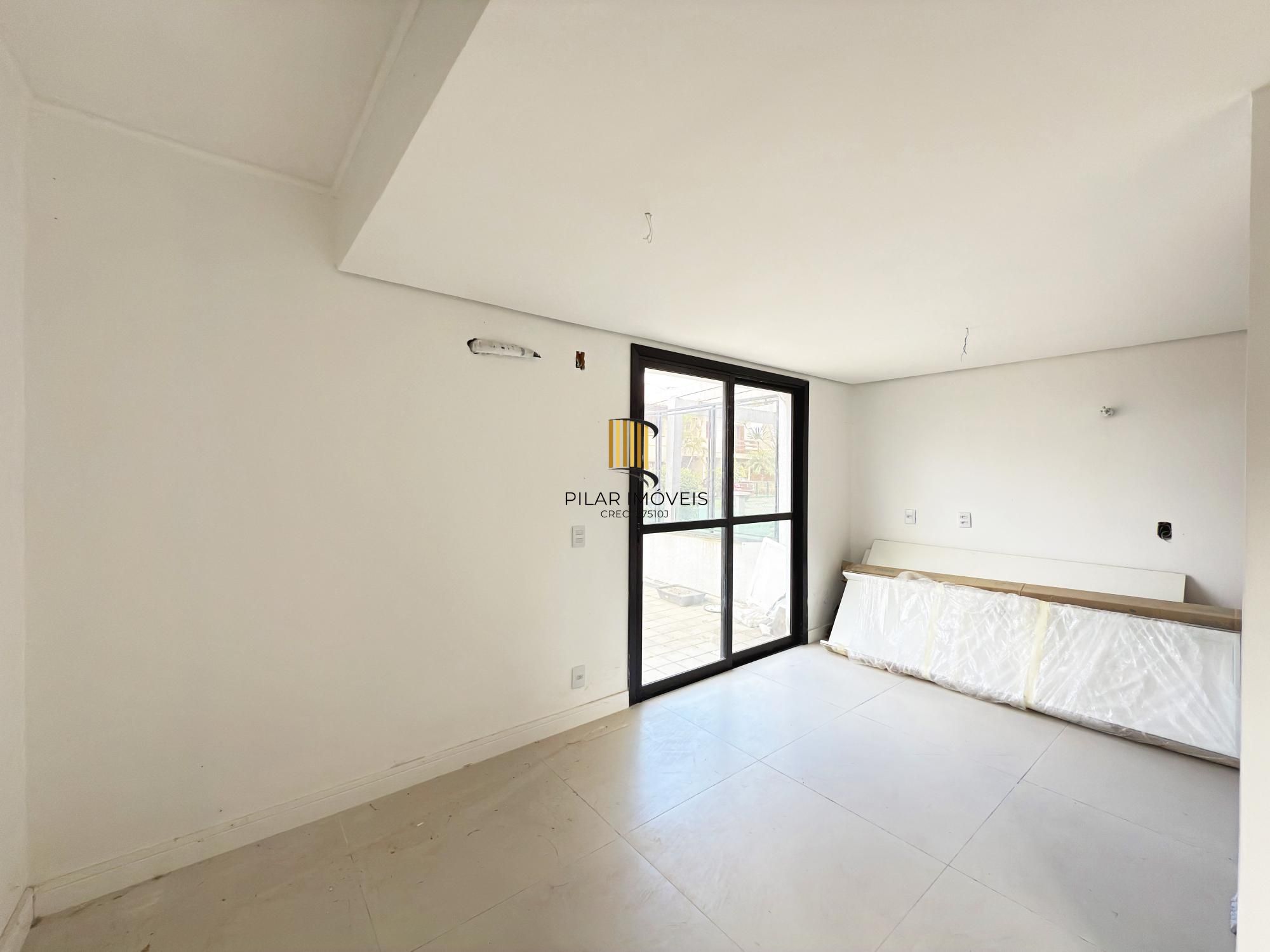 Casa em Porto Alegre, no bairro Hípica, com 4 dormitório(s), à venda.