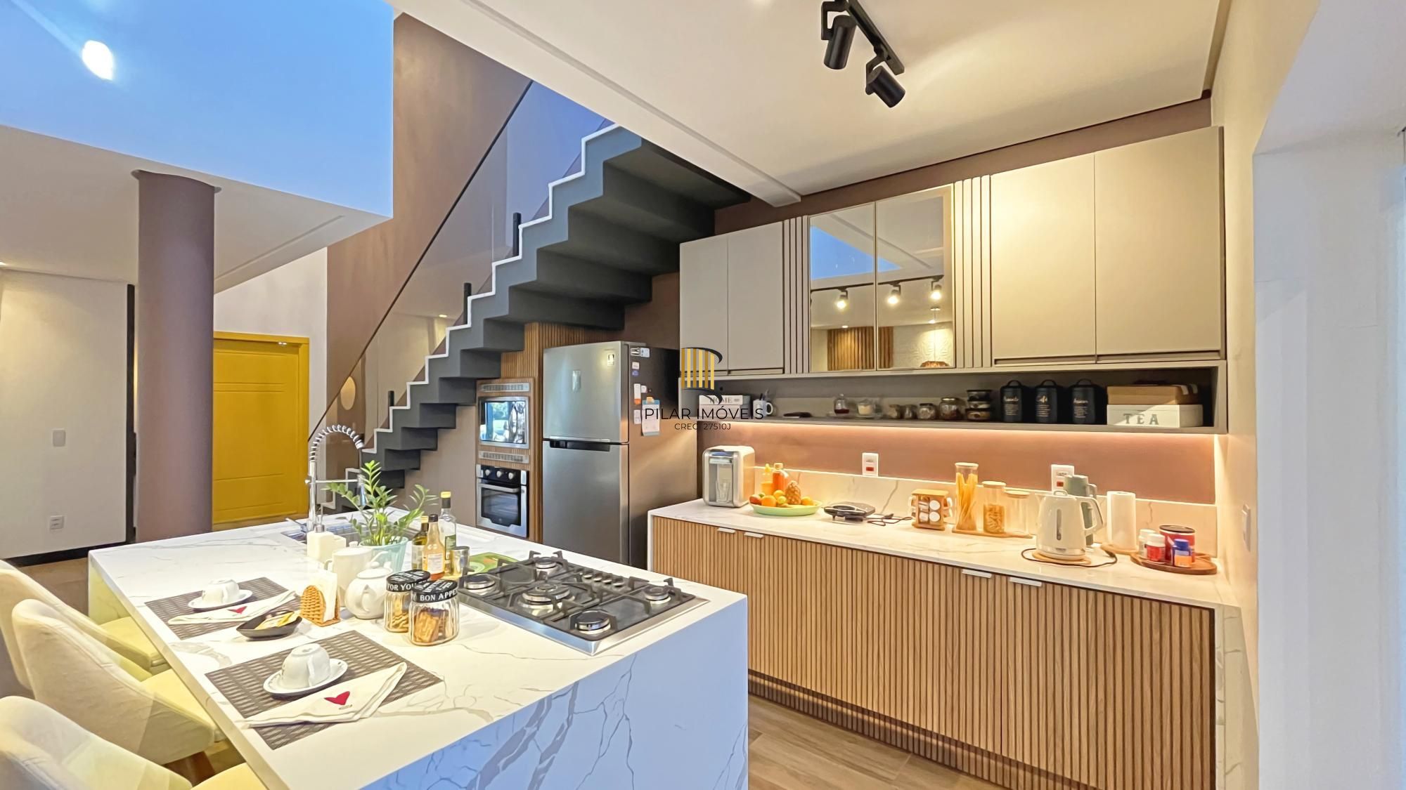Casa à venda com 174m², 3 dormitórios, 3 suítes, 2 vagas, no bairro Hípica em Porto Alegre