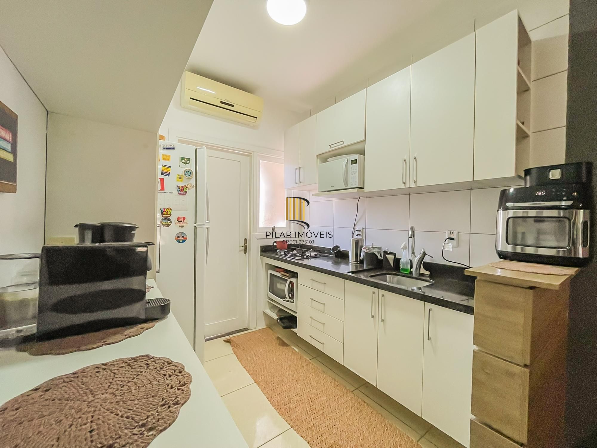 Casa 2 dormitórios em condomínio, semi mobiliada, vaga coberta para 2 carros, lareira e pátio com churrasqueira. Condomínio com infra de lazer completo. Próximo ao comércio e todas as conveniências do bairro.