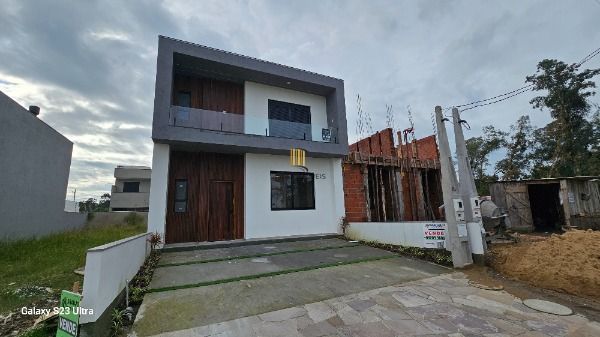 Casa em Porto Alegre, no bairro Hípica, com 3 dormitório(s), e 3 banheiros, à venda. - Pilar Imóveis