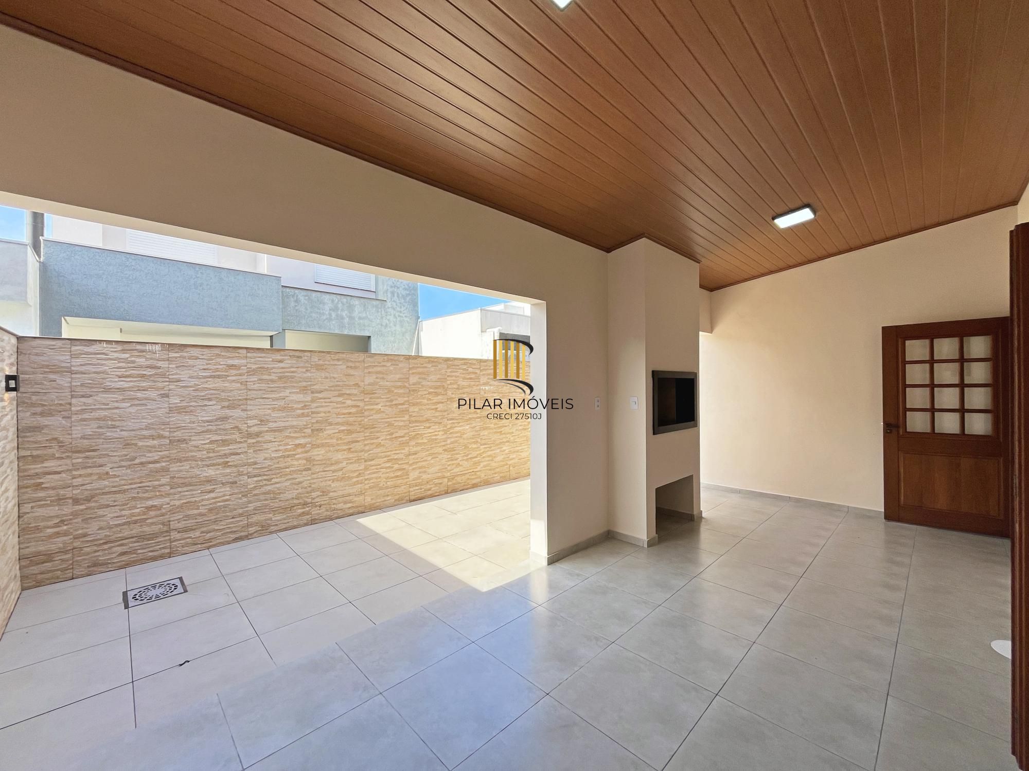 Casa com suíte no térreo em condomínio fechado