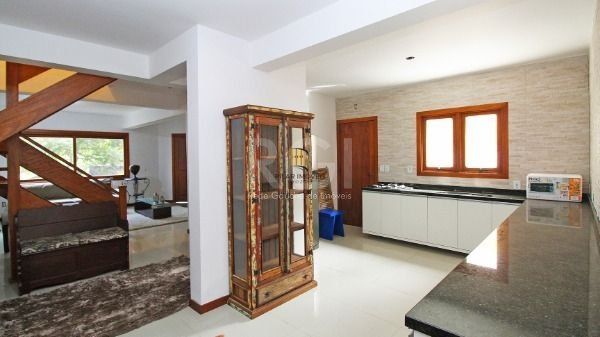 Casa em Porto Alegre, no bairro Hípica, com 3 dormitório(s), e 3 banheiros, à venda.
