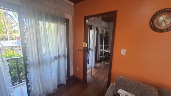 Casa em Porto Alegre, no bairro Nonoai, com 3 dormitório(s), e 3 banheiros, à venda.