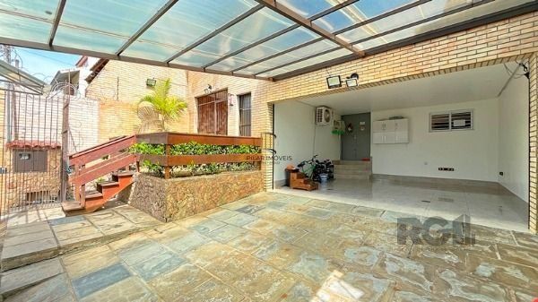 Casa em Porto Alegre, no bairro Ipanema, com 4 dormitório(s), e 4 banheiros, à venda.