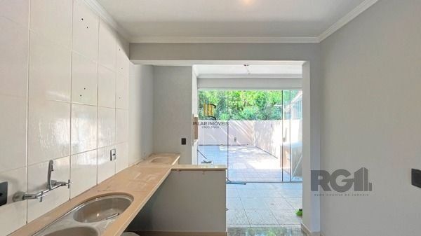 Casa em Porto Alegre, no bairro Guarujá, com 3 dormitório(s), e 3 banheiros, à venda.
