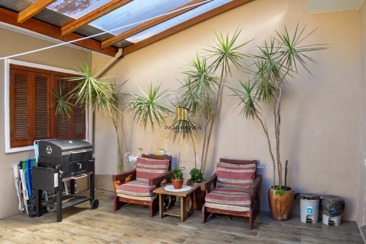 Lindo sobrado com 3 dormitórios á venda no bairro Hípica.