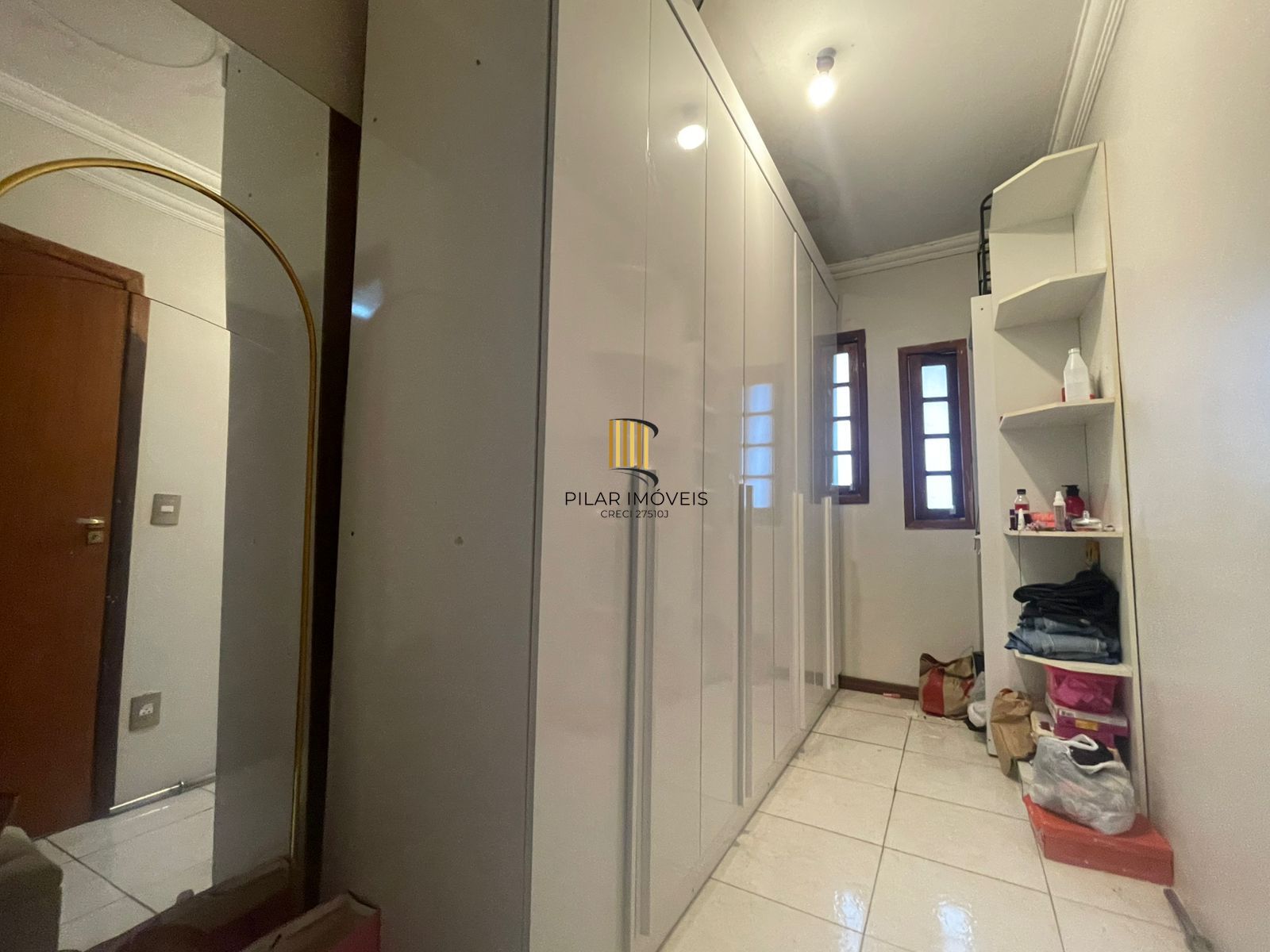 Lindo sobrado com 3 dormitórios á venda no bairro Hípica.