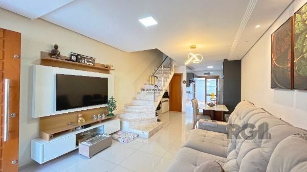 Casa em Porto Alegre, no bairro Guarujá, com 2 dormitório(s), e 2 banheiros, à venda.