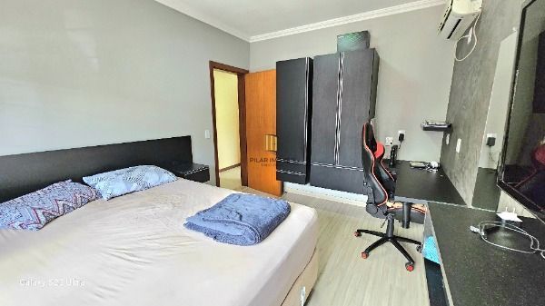 Casa em Porto Alegre, no bairro Vila Nova, com 3 dormitório(s), e 3 banheiros, à venda.