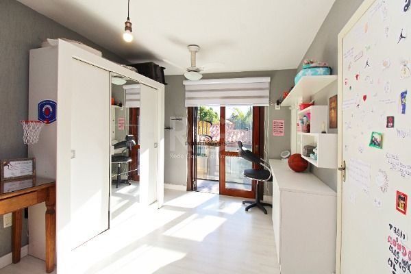 Casa Condominio em Porto Alegre, no bairro Ipanema, com 3 dormitório(s), e 3 banheiros, à venda.