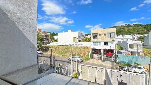 Casa em Porto Alegre, no bairro Guarujá, com 2 dormitório(s), e 2 banheiros, à venda.